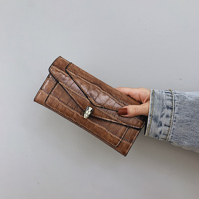 Női bőr pénztárca dombornyomott huzattal, fém díszítéssel