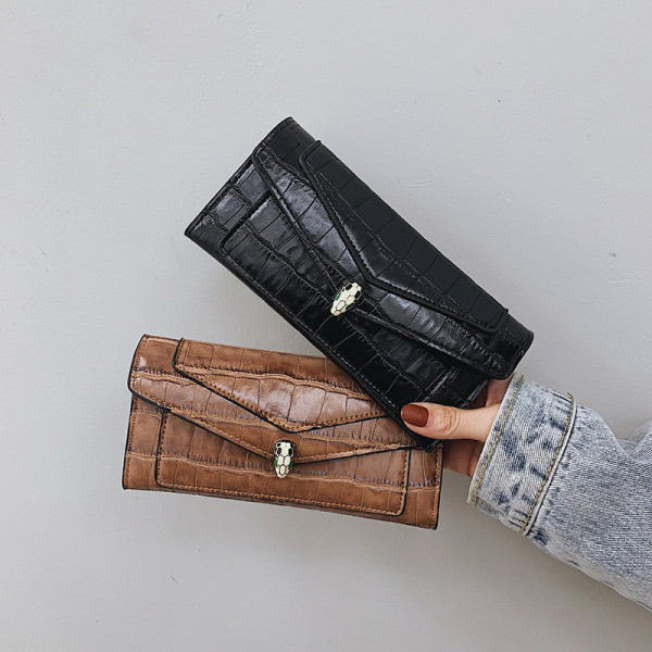 Női bőr pénztárca dombornyomott huzattal, fém díszítéssel