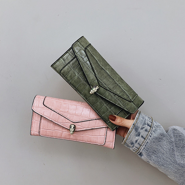 Női bőr pénztárca dombornyomott huzattal, fém díszítéssel