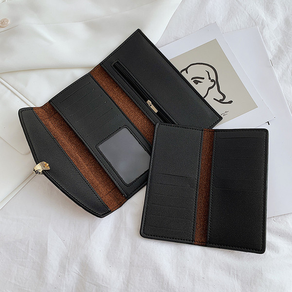 Női bőr pénztárca dombornyomott huzattal, fém díszítéssel