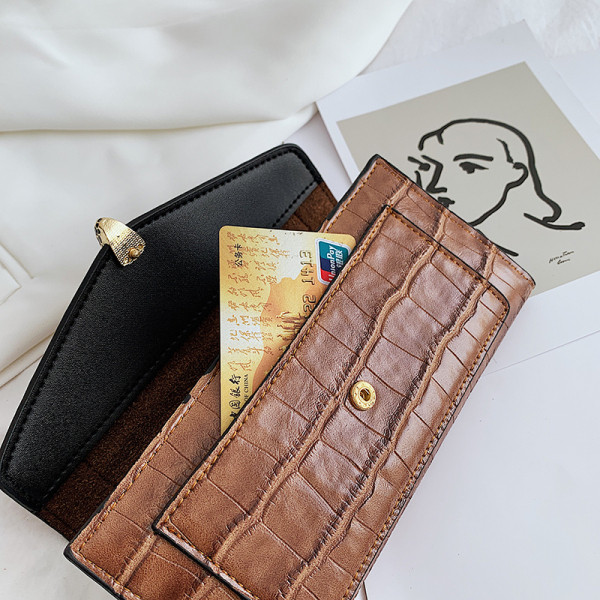 Női bőr pénztárca dombornyomott huzattal, fém díszítéssel