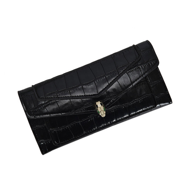 Női bőr pénztárca dombornyomott huzattal, fém díszítéssel