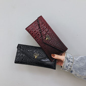 Naiste ökonahast rahakott reljeefse katte ja puukujulise kaunistusega