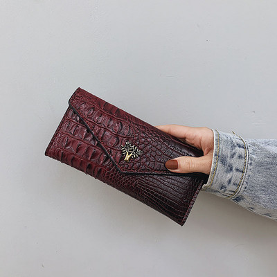 Naiste ökonahast rahakott reljeefse katte ja puukujulise kaunistusega