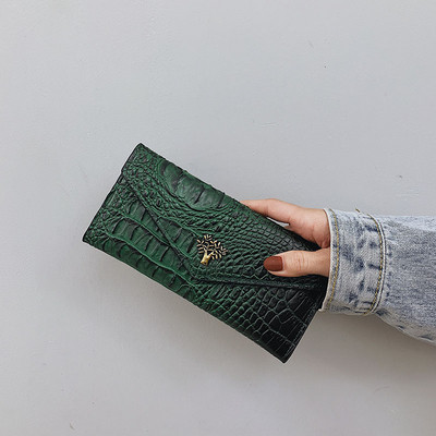 Naiste ökonahast rahakott reljeefse katte ja puukujulise kaunistusega