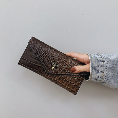 Naiste ökonahast rahakott reljeefse katte ja puukujulise kaunistusega