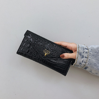 Naiste ökonahast rahakott reljeefse katte ja puukujulise kaunistusega