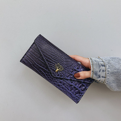 Naiste ökonahast rahakott reljeefse katte ja puukujulise kaunistusega