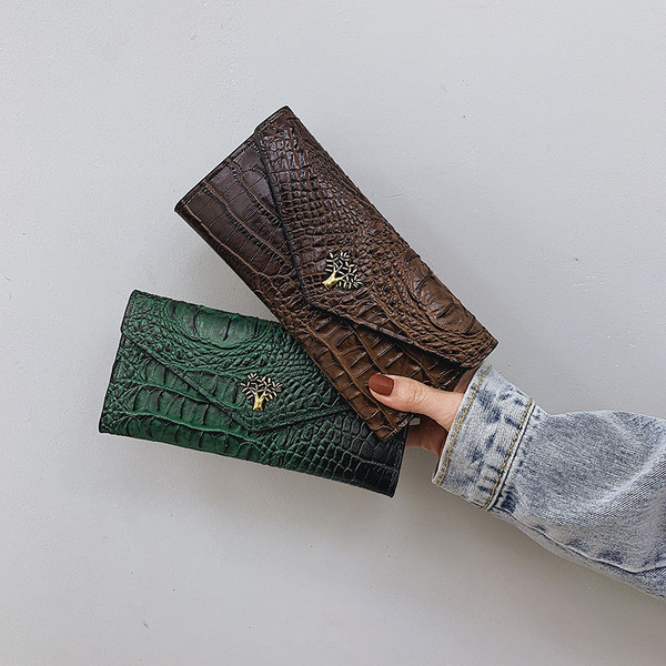 Naiste ökonahast rahakott reljeefse katte ja puukujulise kaunistusega