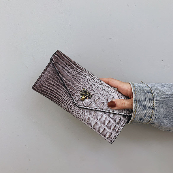 Naiste ökonahast rahakott reljeefse katte ja puukujulise kaunistusega