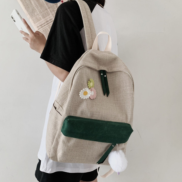 Női mindennapi hátizsák virágos elemekkel és széles pántokkal