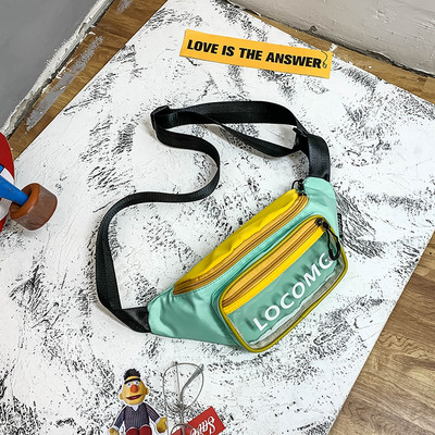 Férfi válltáska felirattal