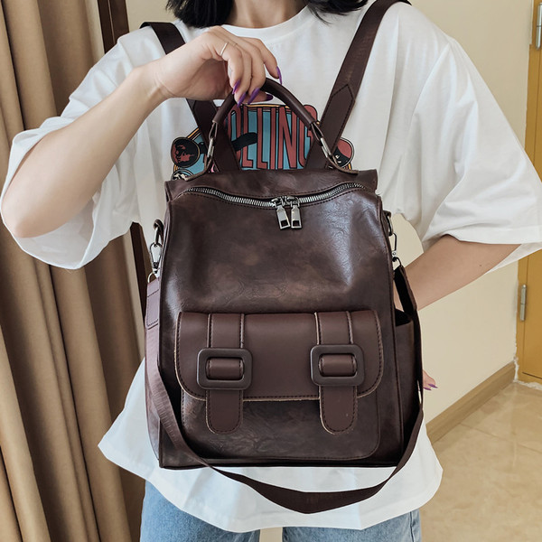 Női bőr hátizsák elülső zsebbel és rövid fogantyúval