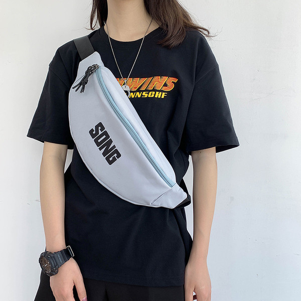 Ikdienas vīriešu soma ar uzrakstu un rāvējslēdzēju