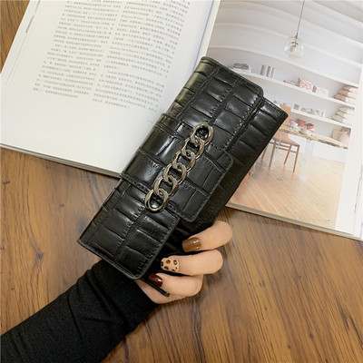 Κομψό γυναικείο πορτοφόλι από οικολογικό δέρμα με μεταλλική αλυσίδα