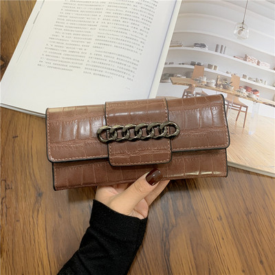 Κομψό γυναικείο πορτοφόλι από οικολογικό δέρμα με μεταλλική αλυσίδα