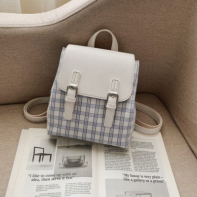 Modern női hátizsák bőr pántokkal