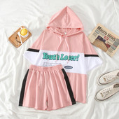 Nyári női sportcsapat két részben felirattal