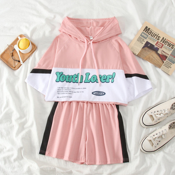 Nyári női sportcsapat két részben felirattal