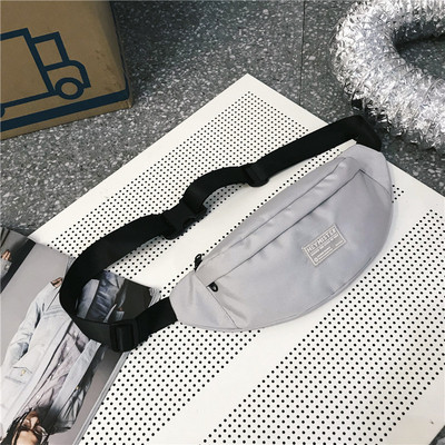 Alkalmi férfi táska emblémával és cipzárral