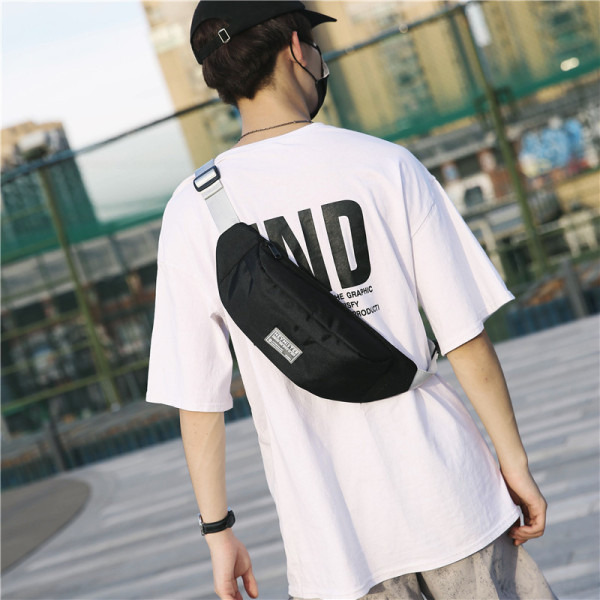 Alkalmi férfi táska emblémával és cipzárral