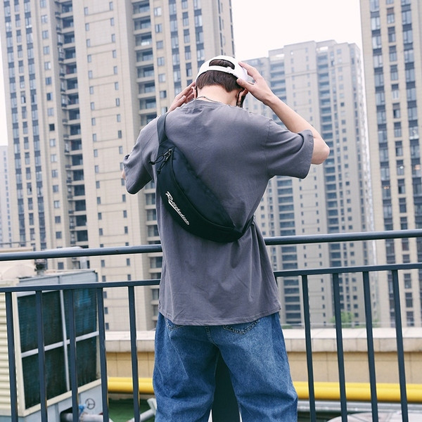 Hétköznapi férfi táska cipzárral és felirattal