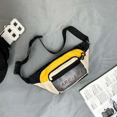 Ανδρική τσάντα ώμου με μοντέρνα επιγραφή