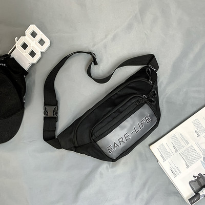 Ανδρική τσάντα ώμου με μοντέρνα επιγραφή