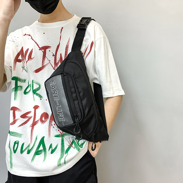 Ανδρική τσάντα ώμου με μοντέρνα επιγραφή