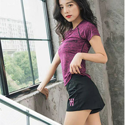 Спортен дамски комплект включващ тениска и къси панталони
