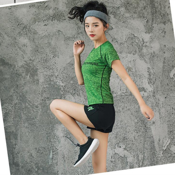 Naiste spordikomplekt, mis sisaldab T-särki ja lühikesi pükse
