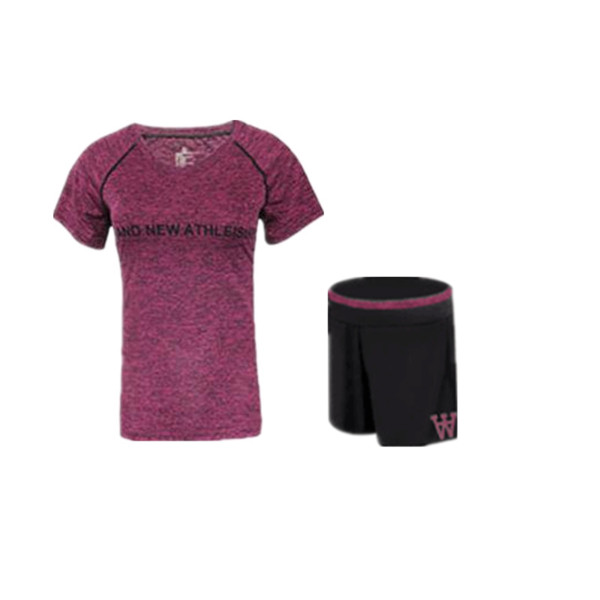 Naiste spordikomplekt, mis sisaldab T-särki ja lühikesi pükse