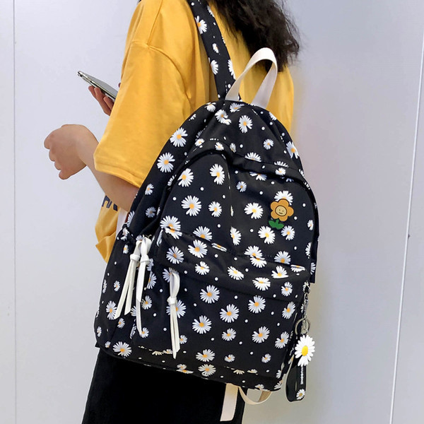 Női napi hátizsák virágos rátéttel