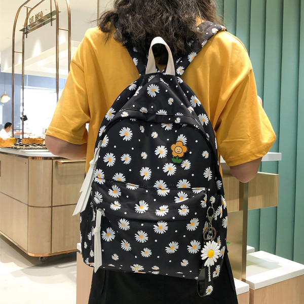 Női napi hátizsák virágos rátéttel