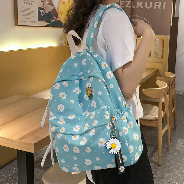 Női napi hátizsák virágos rátéttel