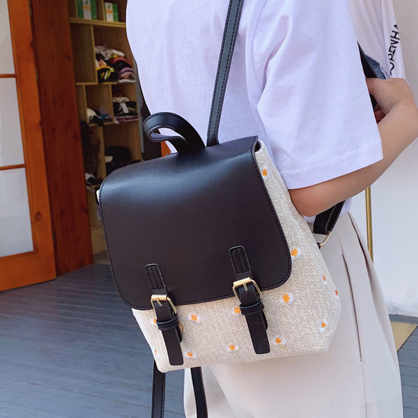 Modern női hátizsák színes hímzéssel