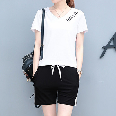 Két részből álló női sport szett, benne egy feliratos pólóval és egy rövidnadrággal