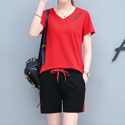 Két részből álló női sport szett, benne egy feliratos pólóval és egy rövidnadrággal