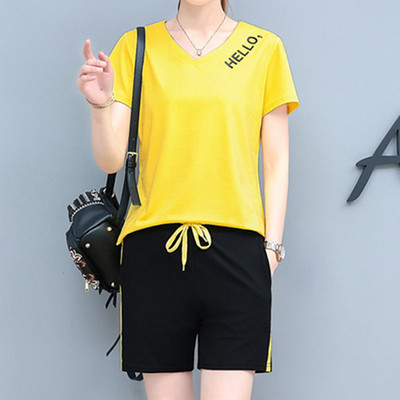 Két részből álló női sport szett, benne egy feliratos pólóval és egy rövidnadrággal