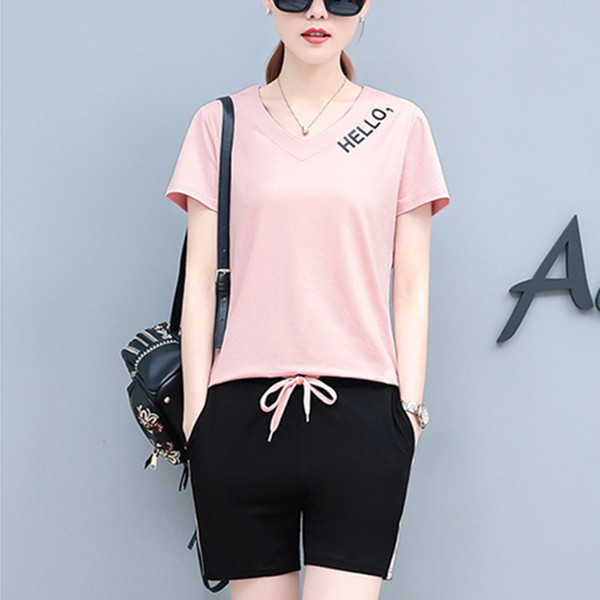 Két részből álló női sport szett, benne egy feliratos pólóval és egy rövidnadrággal