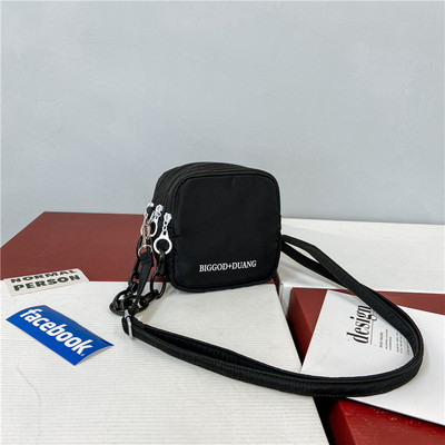 Ikdienas vīriešu soma ar rāvējslēdzējiem un garu rokturi