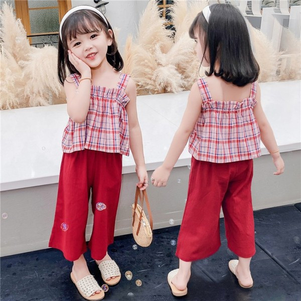 Modern gyerekgarnitúra széles nadrágból és kockás felsővel