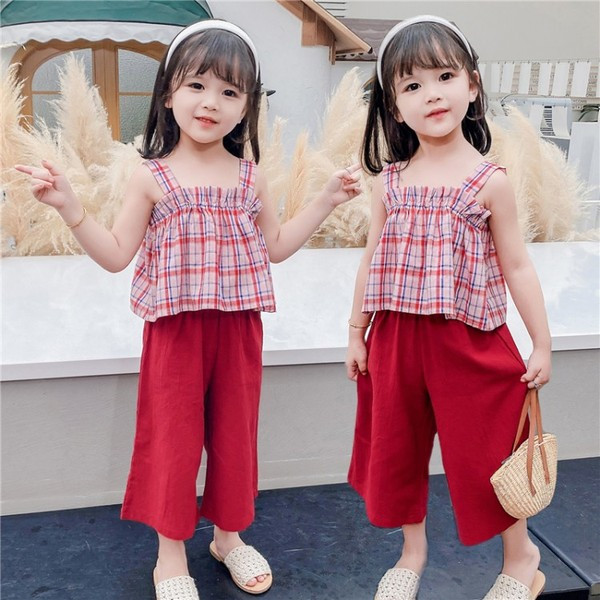 Modern gyerekgarnitúra széles nadrágból és kockás felsővel