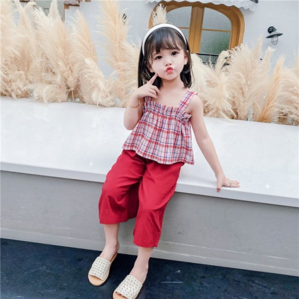 Modern gyerekgarnitúra széles nadrágból és kockás felsővel