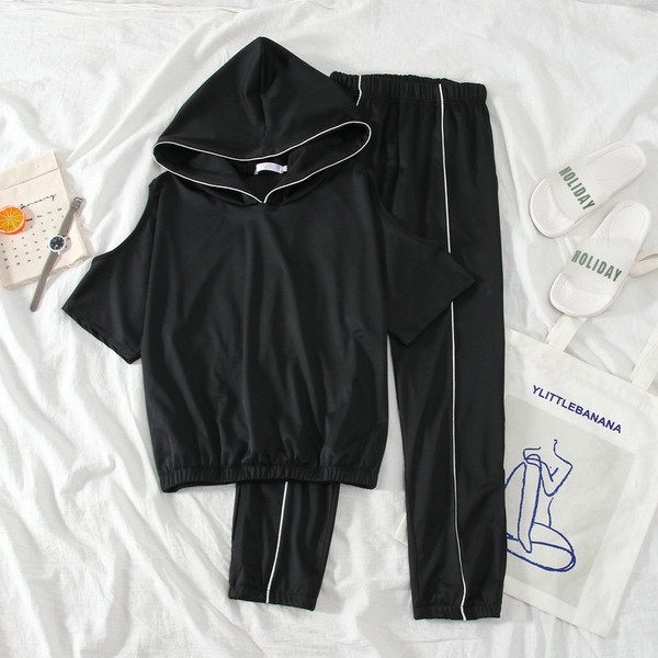 Sieviešu sporta komplekts no divām daļām ar kapuci un atkailinātiem pleciem