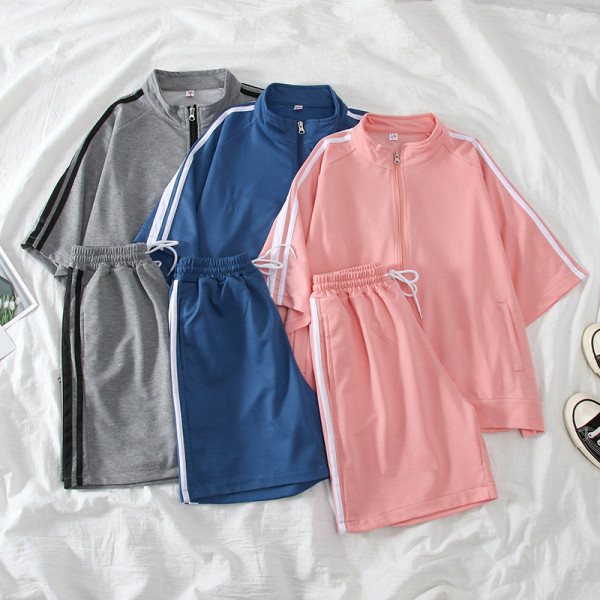 Set sport pentru femei care include un hanorac cu mâneci scurte și pantaloni scurți