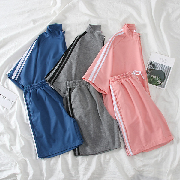 Set sport pentru femei care include un hanorac cu mâneci scurte și pantaloni scurți