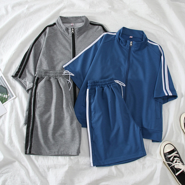 Set sport pentru femei care include un hanorac cu mâneci scurte și pantaloni scurți