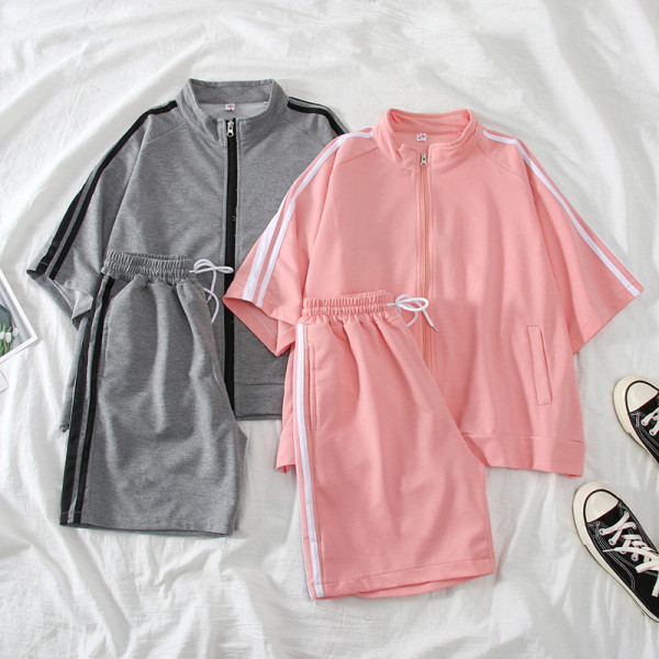 Set sport pentru femei care include un hanorac cu mâneci scurte și pantaloni scurți