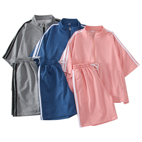 Set sport pentru femei care include un hanorac cu mâneci scurte și pantaloni scurți